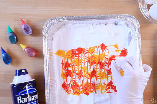 Добавляем другие цвета. Зубочисткой рисуем узоры на поверхности пены.