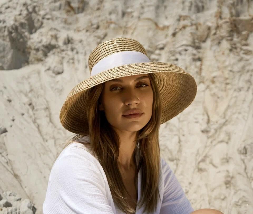 Шляпа соломенная «Одри» с белыми ленточками (размер 53-54) MYARI