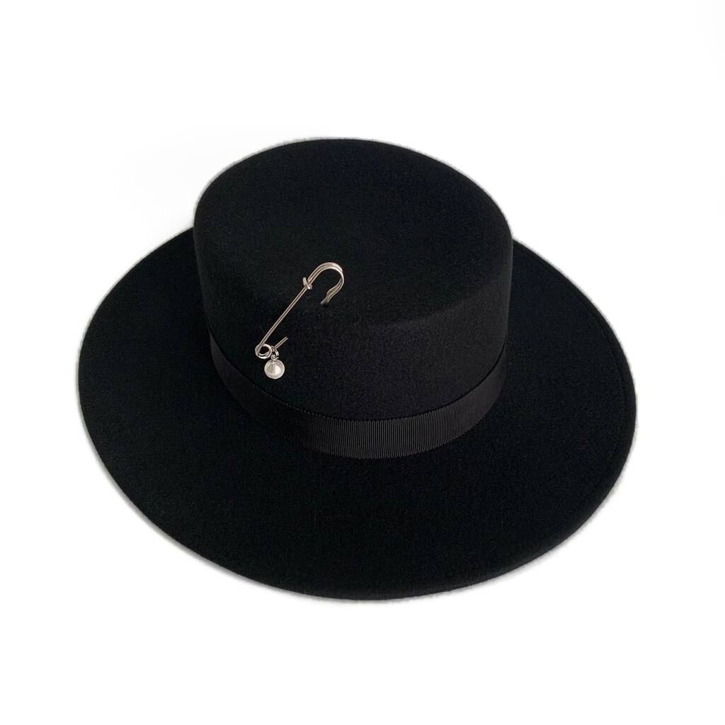 Шляпа канотье из шерсти с брошью, поля 8.5 см черная (размер 57-58) MYARI