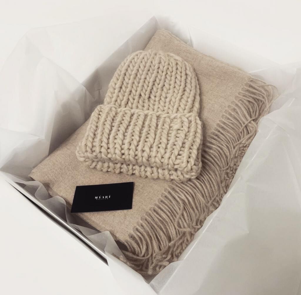 Подарочный комплект шапка+палантин кремового цвета, фирменный мешочек MYARI